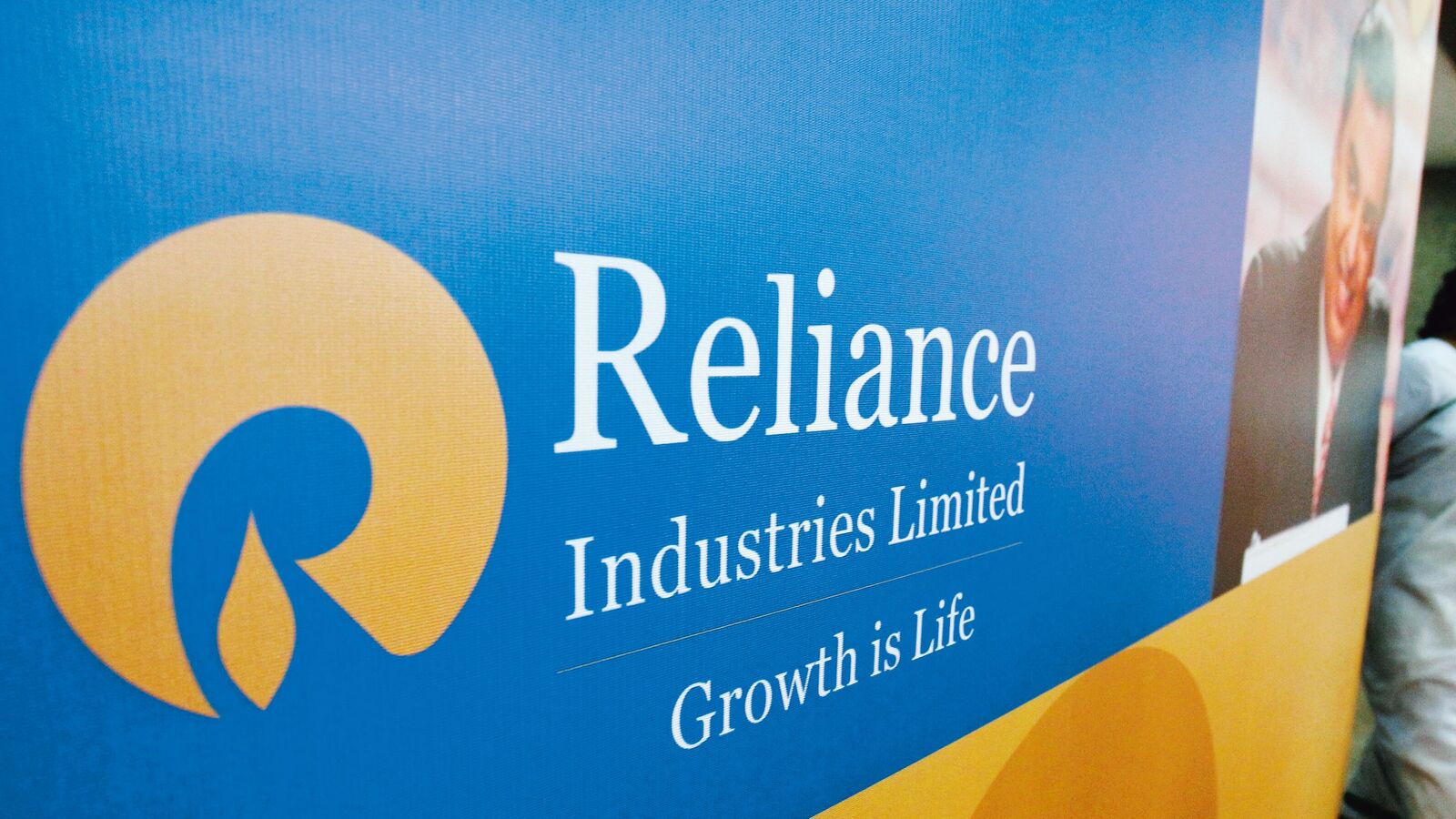 Reliance share price falls over 4%, YTD return turns negative; Time for bottom fishing?